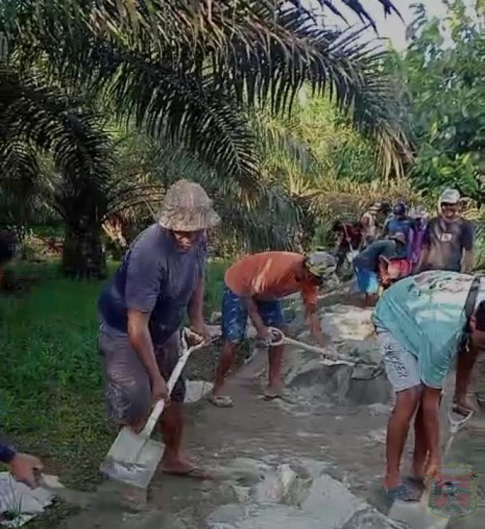 ANTUSIAS WARGA BERGOTONG ROYONG PERBAIKAN JALAN 
